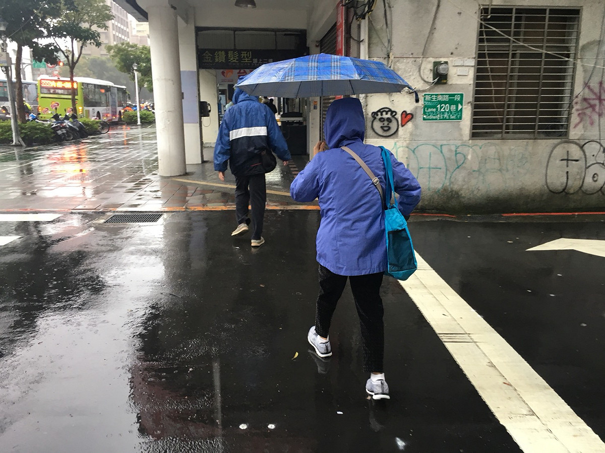 北部及東北部降雨持續且雨勢明顯，尤其北台灣有局部大雨發生的機率。 圖：陳沛婍/攝