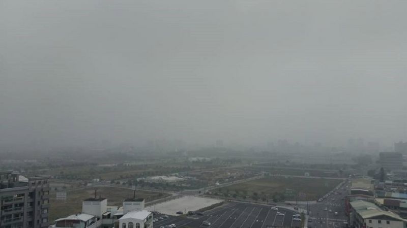 行政院環境保護署今天公布107年的空氣品質監測數據，台中市紅色警示次數減少比率最高。 圖：翻攝自爆廢公社臉書