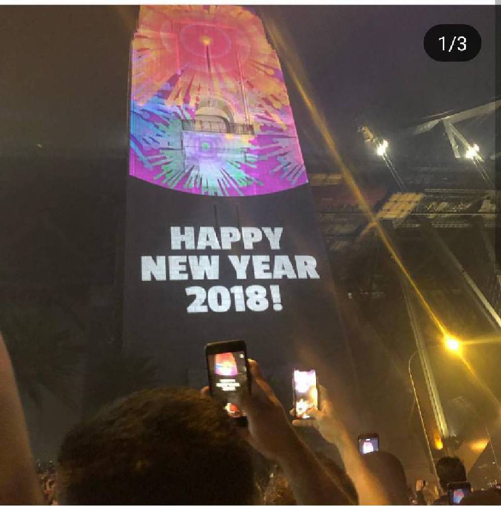 雪梨跨年夜上演歷來最盛大的煙火秀，但照射在雪梨港灣大橋塔上卻寫著「2018新年快樂」。 圖：翻攝自網友(simmo_69) Instagram