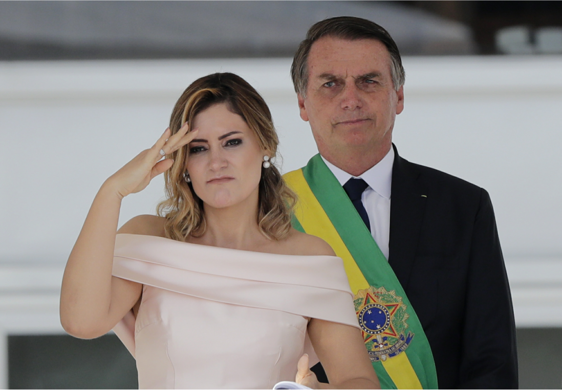 巴西極右派新總統波索納洛（Jair Bolsonaro）今天在首都巴西利亞國會前宣誓就職，新第一夫人蜜雪兒（Michelle Bolsonaro）也行了一個軍禮。 圖：達志影像/美聯社