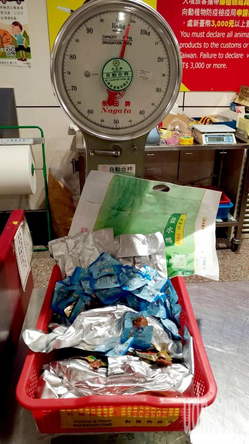 旅客從大陸南京帶回的鴨肉製品，被開罰３萬元。 圖：關務署台北關/提供
