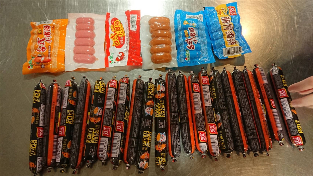 桃園機場今（2）日再傳有旅客帶豬肉脆腸、含雞肉及豬肉的火腿腸、雞仔餅遭罰20萬。 圖：台北關/提供