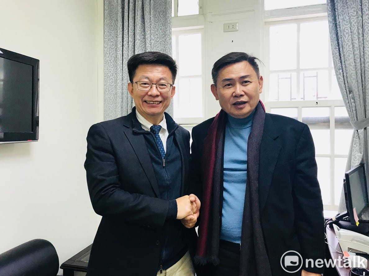 郭國文（左）拜訪李俊毅，向李俊毅請益。 圖：黃博郎／攝