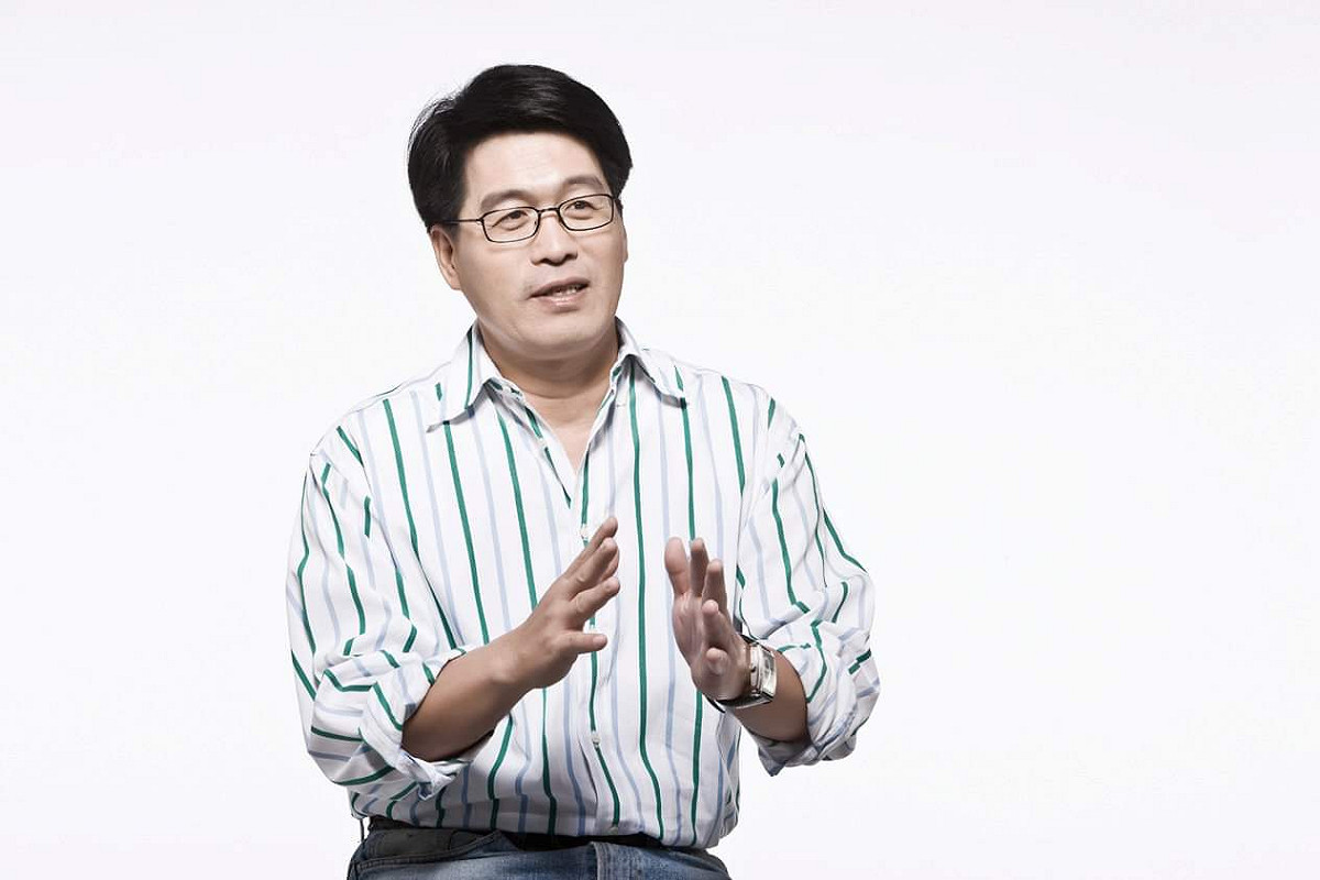 游盈隆並暗批總統蔡英文，「這匹馬快衝向懸崖邊，還努力勇敢想縱身一跳 ! 不顧坐在馬車上這麼多人，駕這匹馬車的人太自私，自私到讓所有疼惜民進黨的人無法再沉默」。 圖：翻攝自游盈隆臉書
