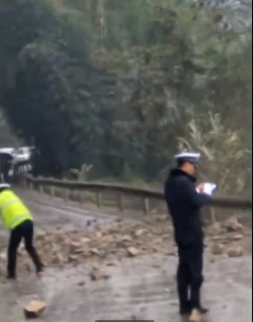 中國四川再傳地震，震央在宜賓珙縣附近，已經造成部分落石坍方。 圖：翻攝海外網