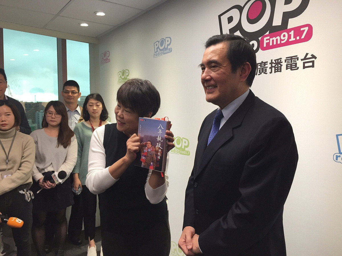 前總統馬英九上午接受「POP RADIO」廣播節目專訪。 圖：趙婉淳/攝