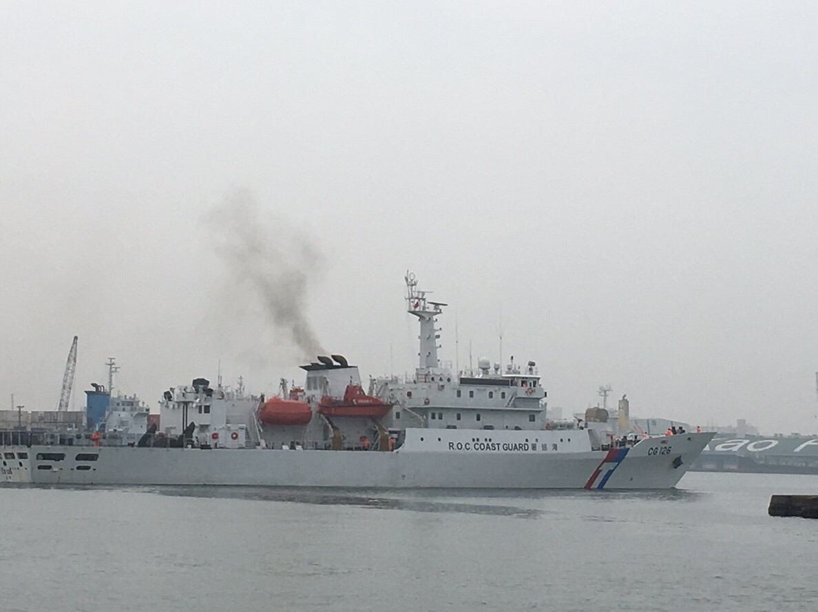 海巡署今（3）日派出2000噸級的台南艦進駐澎湖馬公港，目的是為了避免中國漁船越界群聚澎湖，因此進駐噸位大的台南艦以掃蕩中國漁船。 圖：澎湖海巡署／擷取