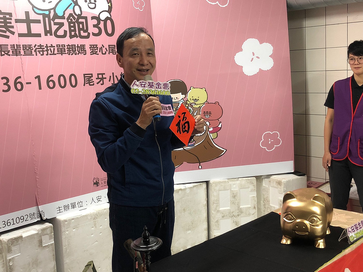 人安基金會將於月底舉辦「第29屆寒士吃飽30尾牙」，為了強化募款效率，上午邀請前新北市長朱立倫到萬華平安站親筆揮毫。 圖：趙婉淳／攝