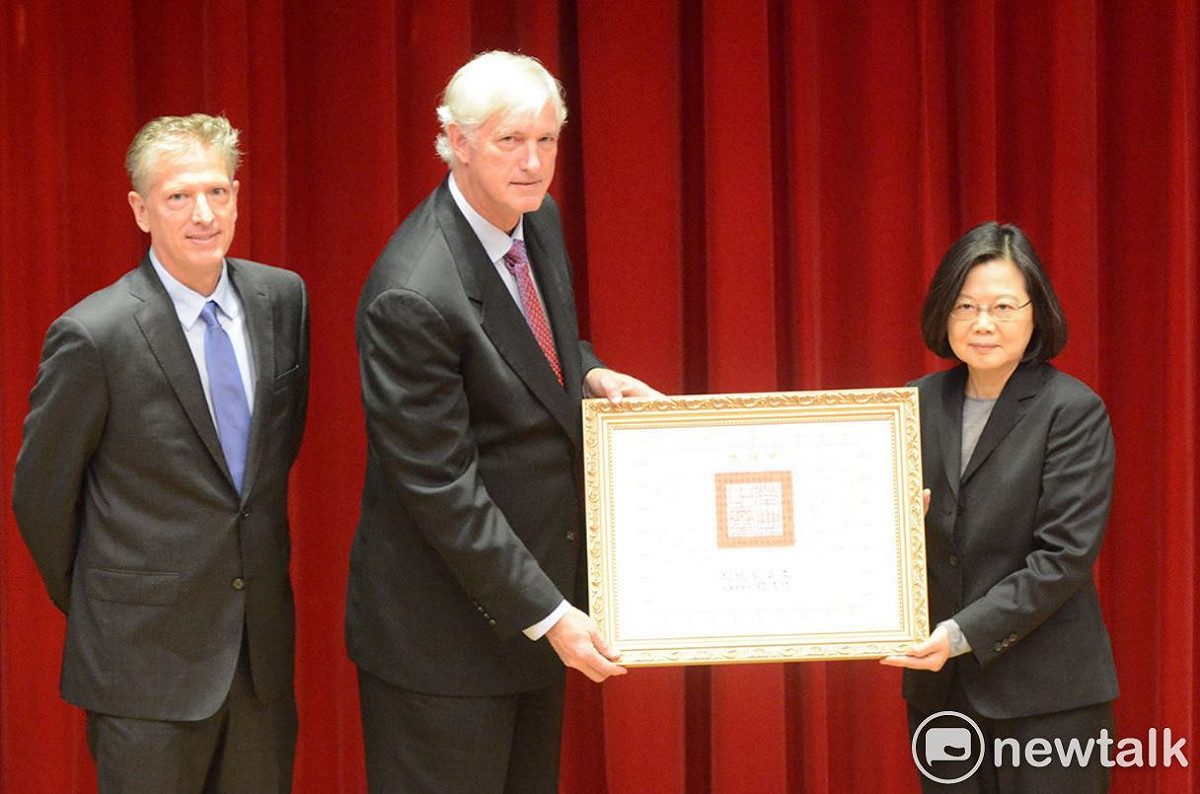 總統蔡英文出席長庚紀念醫院創院院長羅慧夫醫師追思會，頒發褒揚令感謝羅醫師對台灣醫療的貢獻。 圖：林昀真／攝