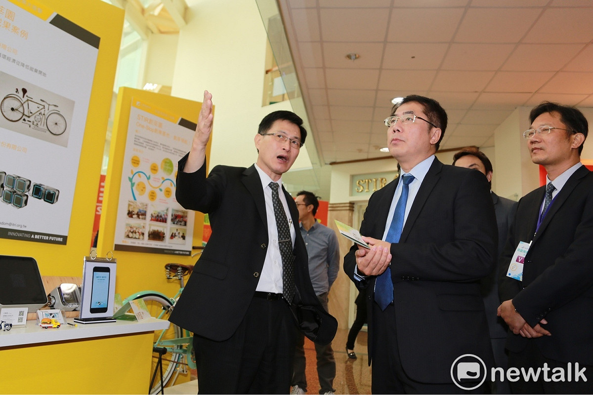 「2019南台灣產業大進擊創新論壇」登場，台南市長黃偉哲主持開幕式時指出，就產業發展而言，政治口號是一回事，北漂、南漂或是東向、西向、南向，只要符合自己企業的發展，就是好的方向。 圖 : 黃博郎/攝