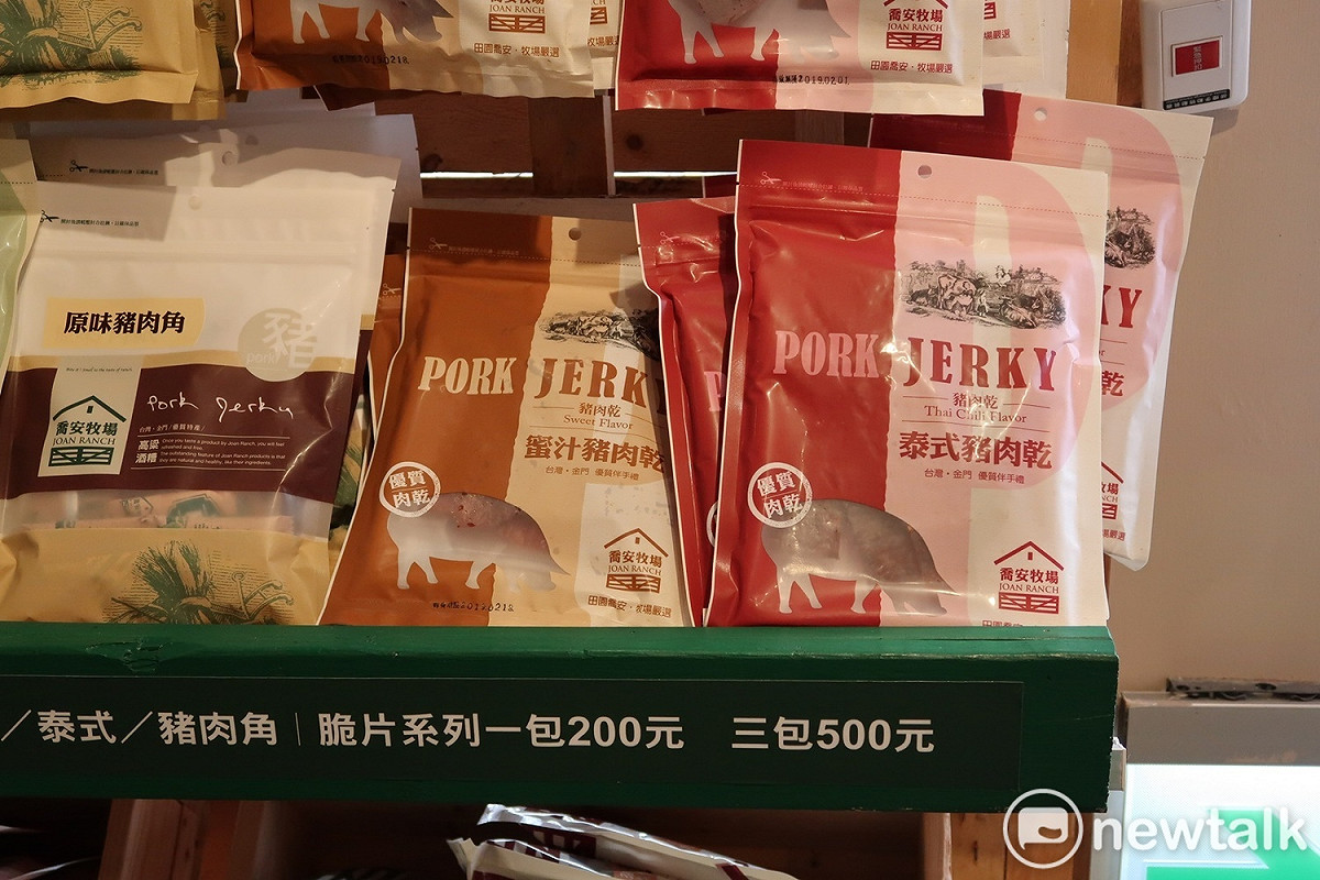 海關旁的觀光商店仍販賣豬肉乾產品。 圖：林朝億/攝