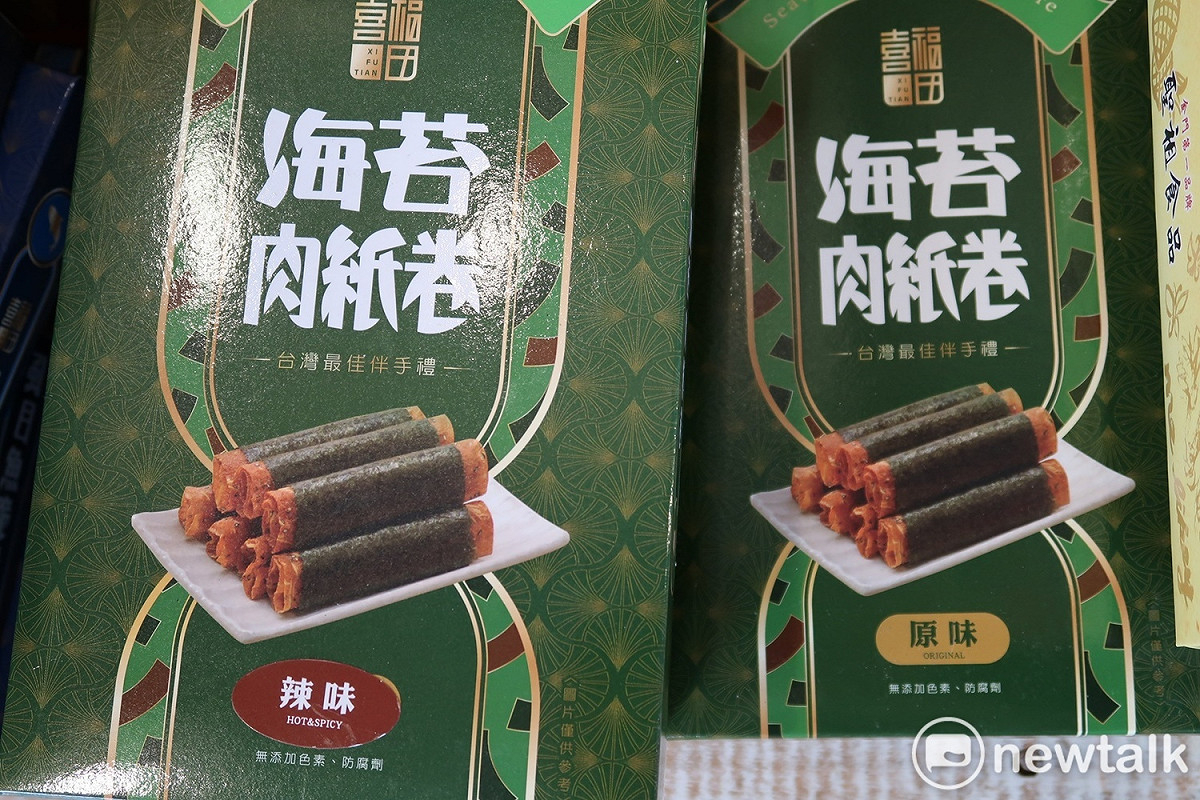 海關旁的觀光商店仍販賣豬肉乾產品。 圖：林朝億/攝