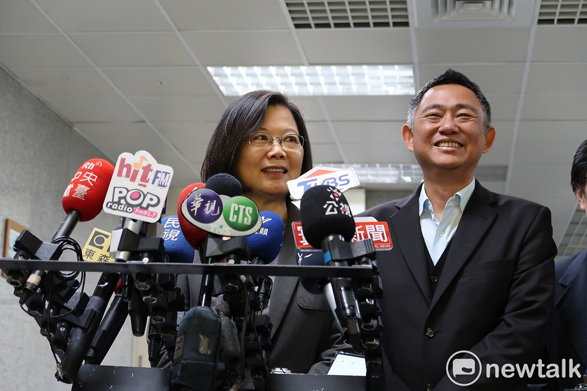 總統蔡英文4日前往金門視察非洲豬瘟防疫措施，金門縣長楊鎮浯（右）也陪同。 圖：林朝億/攝