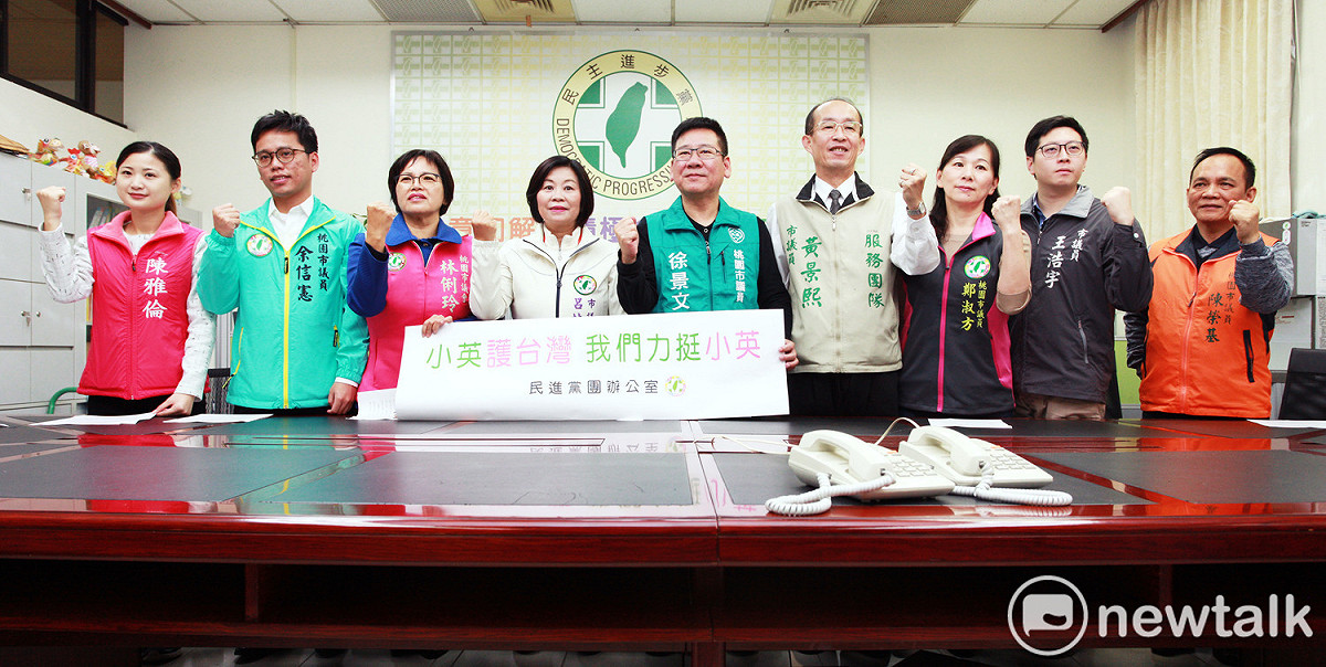 桃園市議會民進黨團召開記者會，表達力挺小英立場。 圖：林昀真／攝