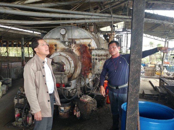 高雄市農業局長吳芳銘訪視廚餘養豬場。 圖：高雄市政府/提供