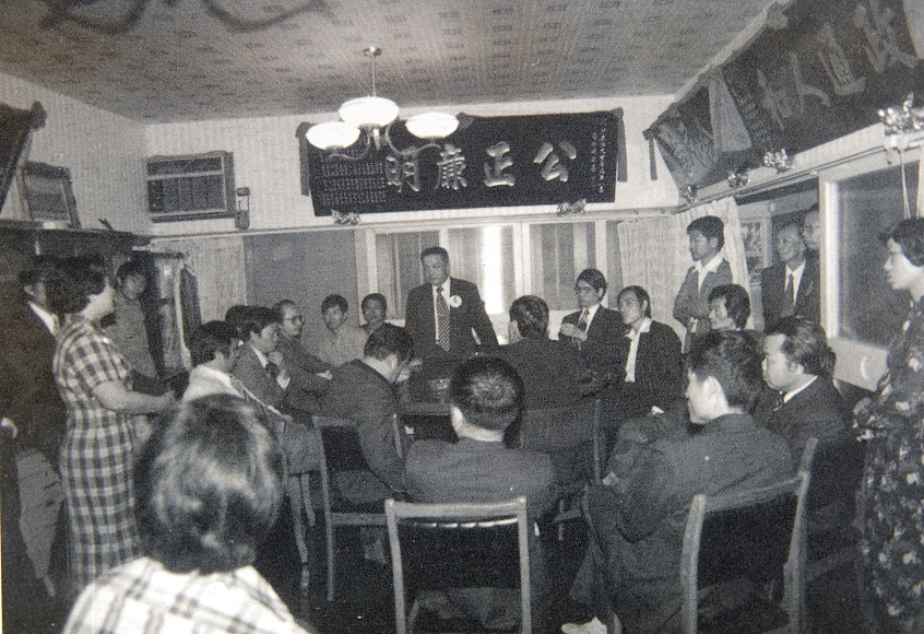 1979年1月30日，農曆過年正月初三，黃信介立委與黨外人士聚集在高雄縣長黃友仁公館商討救援事宜。 圖：陳博文／攝