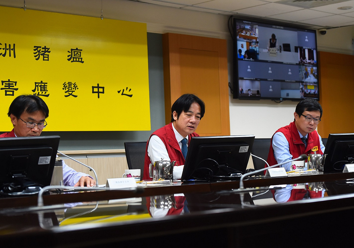 行政院長賴清德今（4）日下午致電連江縣長劉增應，特別提醒縣政府要注意海漂物，如豬隻、動物屍體與垃圾等，做好防疫工作。圖為賴清德上午出席應變中心。 圖：行政院提供