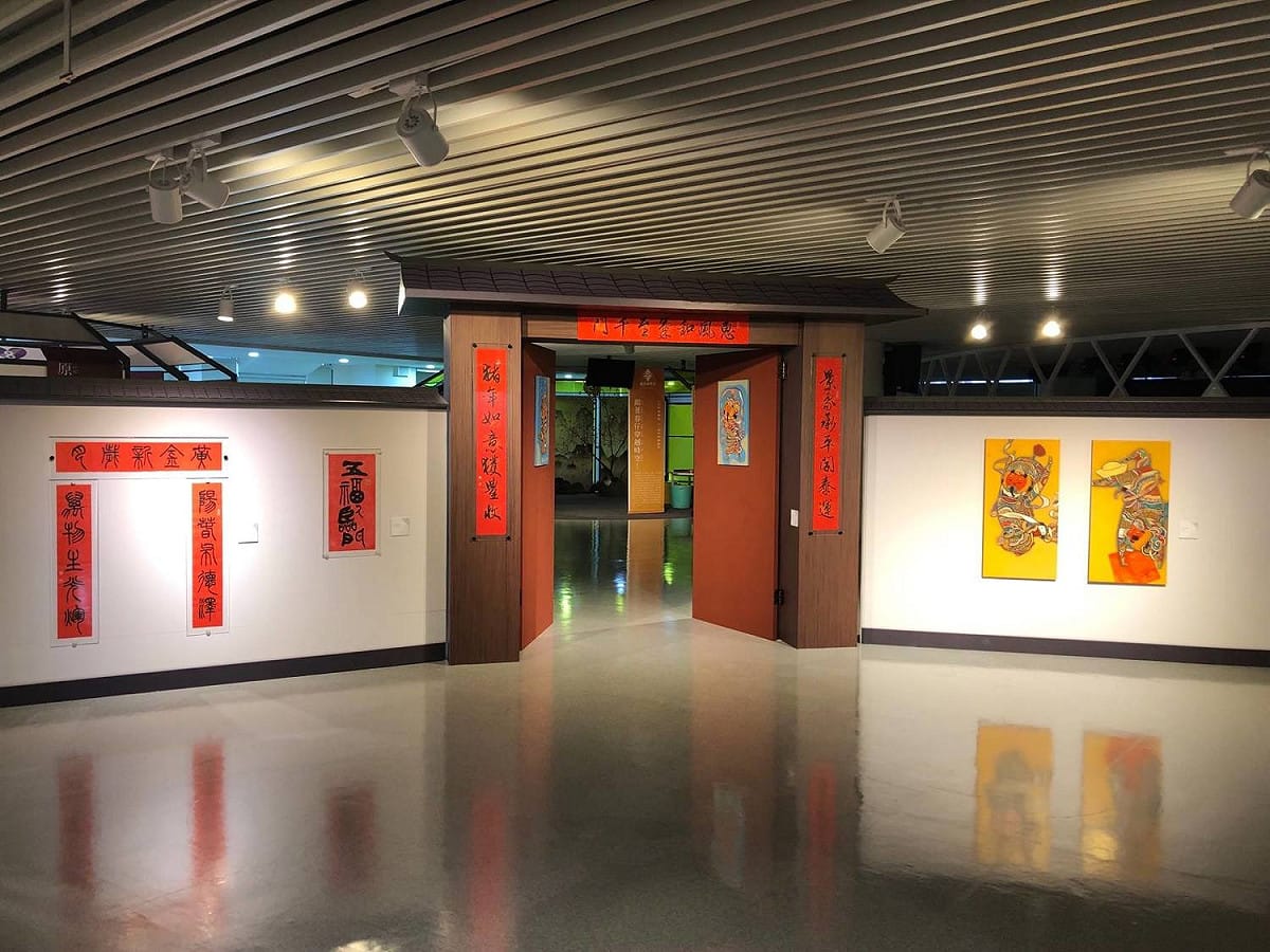 展覽的主展區以介紹傳統春聯出發，邀請2位桃園在地國小任教的書藝家創作春聯。 圖：桃園兒童美術館提供