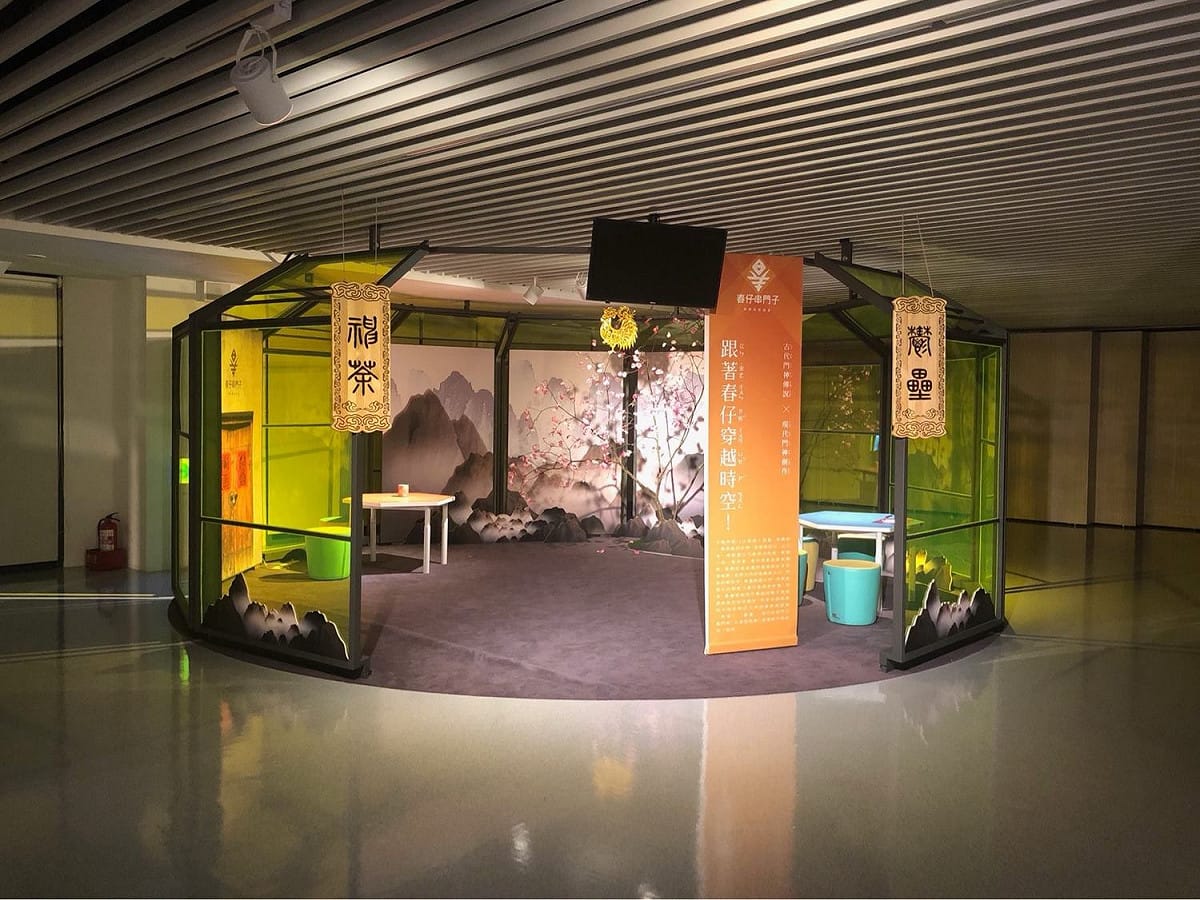展覽也邀請5位運用不同媒材的藝術家參展，展出有別於傳統春聯的作品，讓觀展民眾對春聯創作有不同的想像。 圖：桃園兒童美術館提供