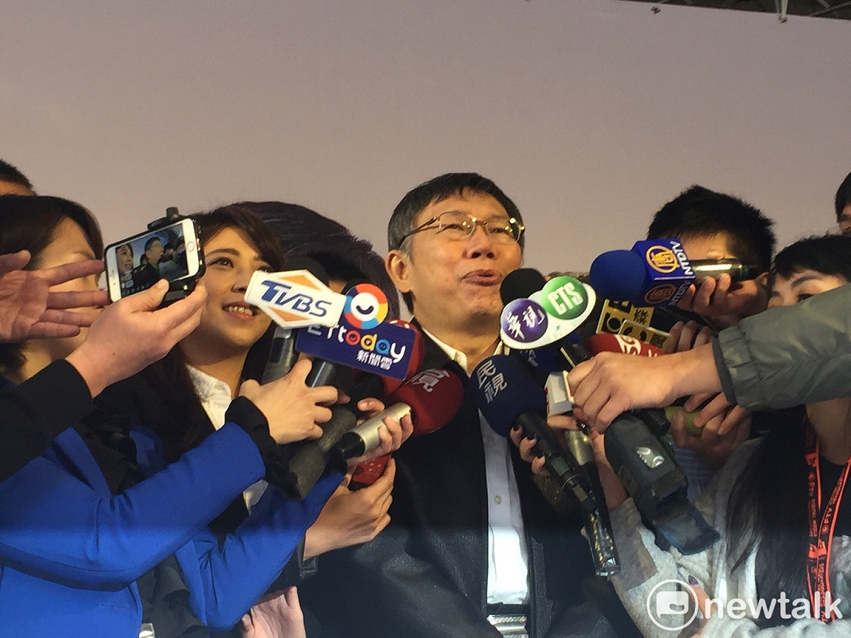 柯文哲上午陪同「柯家軍」參選人陳思宇到大稻埕進行海報簽名會。 圖：趙婉淳／攝