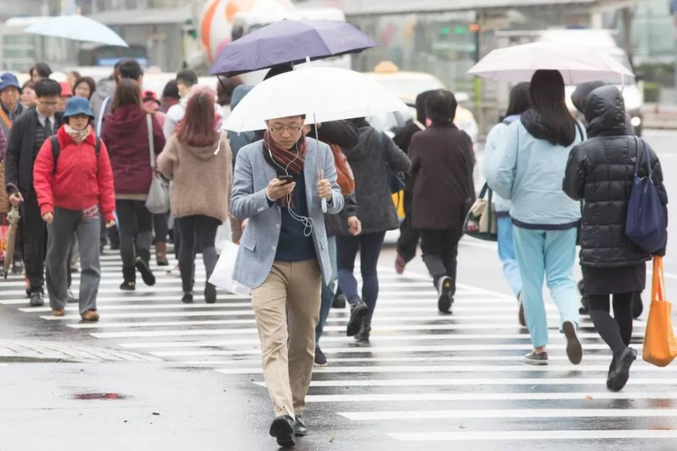 今晚起受東北季風影響，北部地區降雨機率增加，氣溫稍下降，中南部則要留意日夜溫差。 圖：網路資料照片