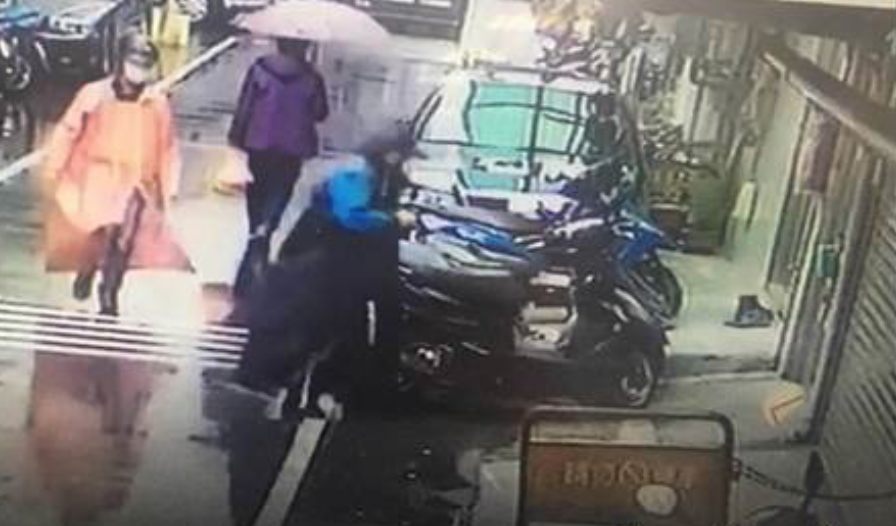兩名嫌犯在2日下午4點許，身穿雨衣、戴著安全帽、口罩，用鑰匙打開公寓大門。 圖：翻攝自監視器畫面