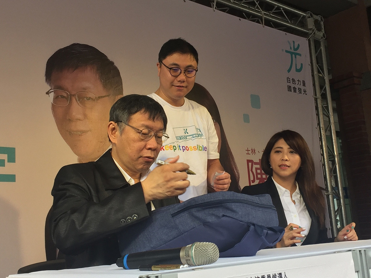 也有民眾拿板簽名。 圖：趙婉淳／攝
