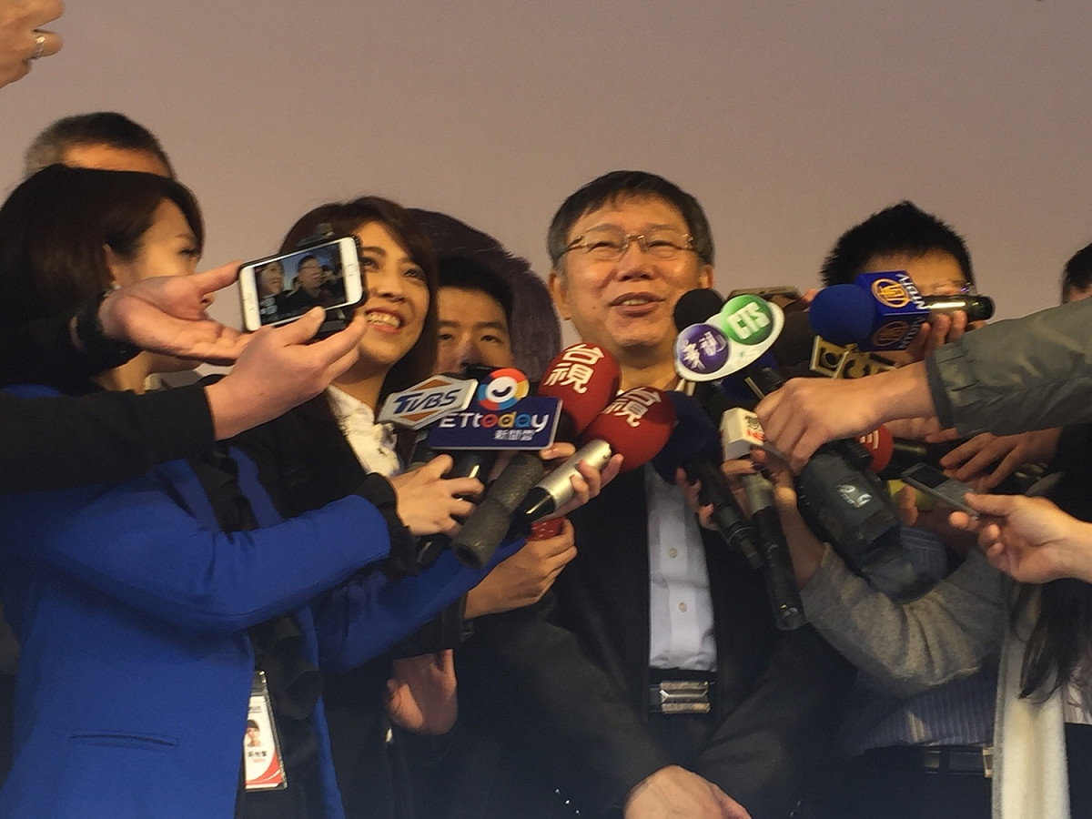 柯文哲上午陪同「柯家軍」參選人陳思宇到大稻埕進行海報簽名會。 圖：趙婉淳／攝