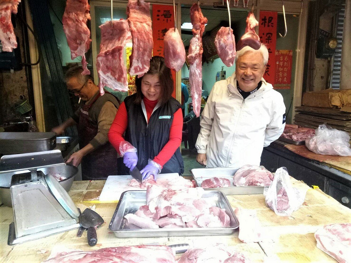 關心非洲豬瘟衝擊地區產業，立委參選人陳滄江今早就到菜市場豬肉攤關切，也呼籲政府應當儘速提出具體作法。 圖：陳滄江辦公室/提供