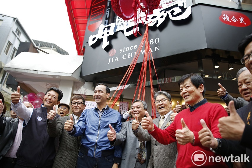 前新北市長朱立倫今天出席「呷七碗」進駐永康商圈開幕茶會。 圖：趙婉淳／攝