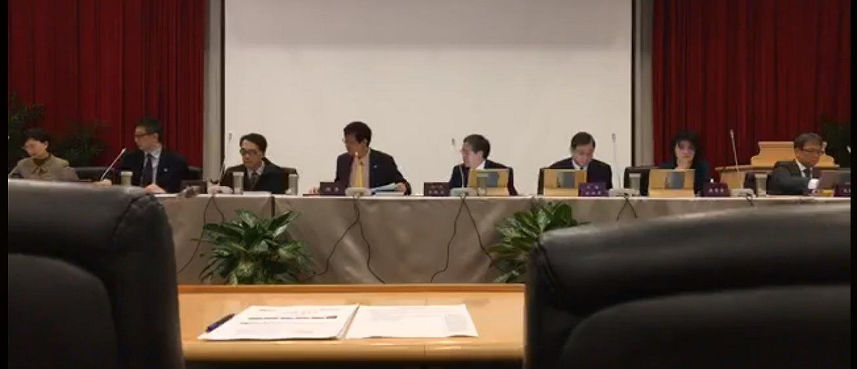 台大學生代表向校務會議提案，行政會議增一席學生代表，但「擱置動議」在表決後通過。 圖:擷取自台灣大學學生會直播