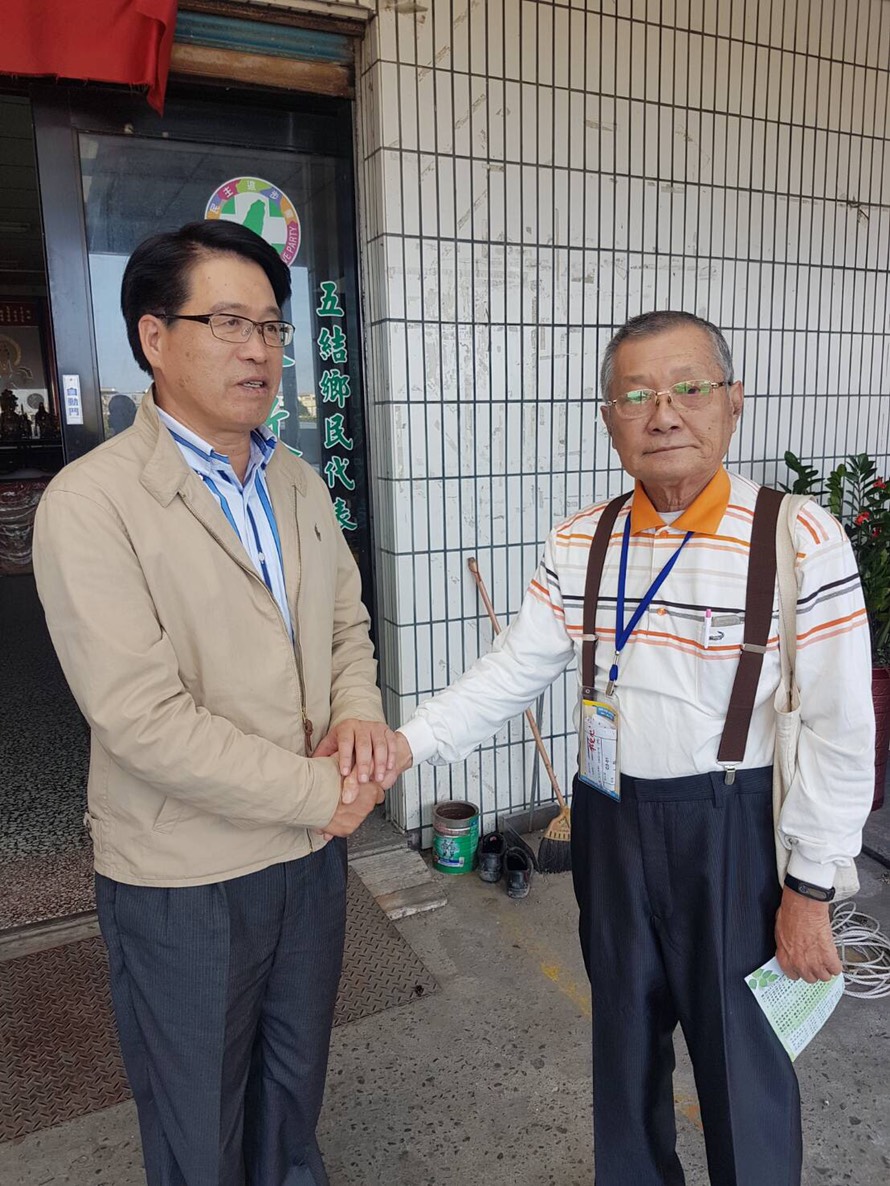 游盈隆今天到宜蘭拜訪基層，獲資深黨員翁瑞毅力薦。 圖：游盈隆辦公室提供