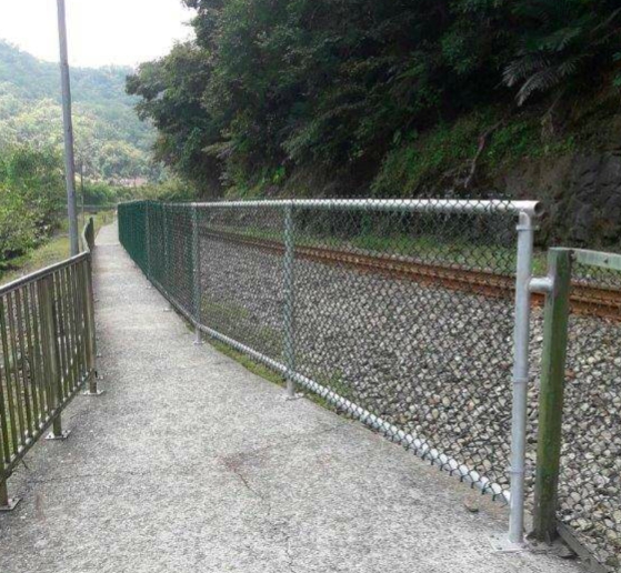 台鐵於全台易闖行路段設置圍籬防入侵。 圖：台鐵/提供