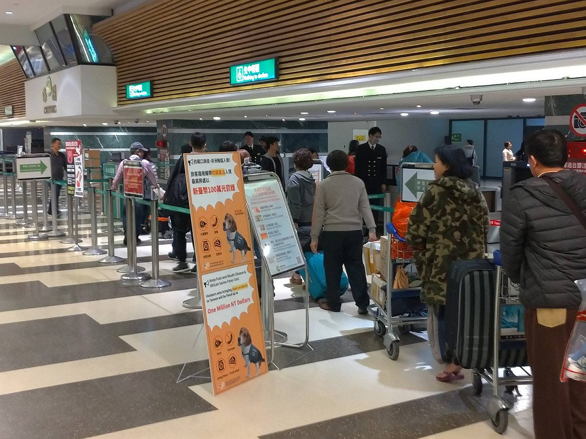 豬瘟疫情擴大，政府不斷加強安檢，在機場增添標示，希望民眾不要攜帶違規肉品。 圖：取自動植物防疫檢疫局新竹分局臉書專頁。