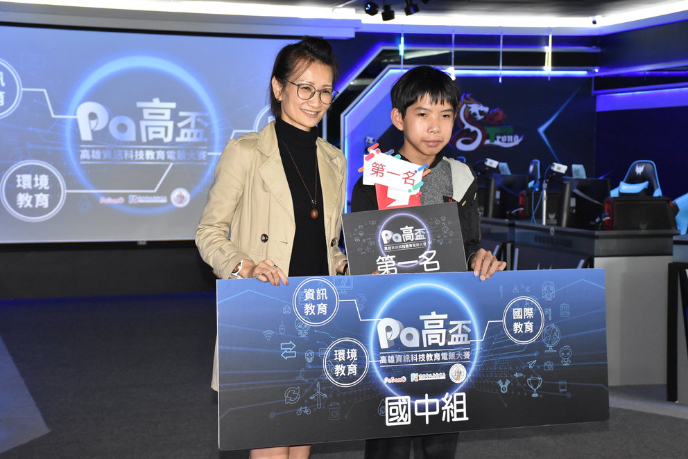 高雄市教育局副局長陳佩汝(左)頒獎給國中組冠軍王境岳。 圖：孫家銘/攝