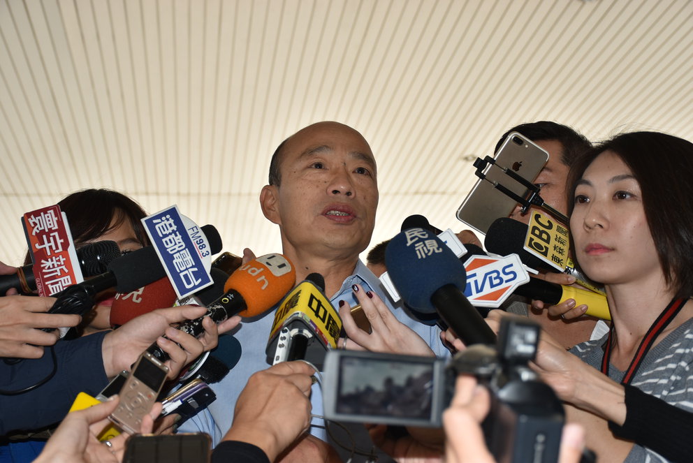 韓國瑜想全力拼經濟，面對媒體一再提問政治問題也感無奈。 圖：孫家銘/攝