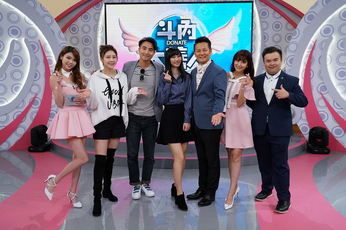 《斗內大善人》本集播出來賓合影。左起：Zoe、嚴立婷、王少偉、Sandy、徐乃麟、樓心潼、Cyo。 圖：狼谷競技台/提供