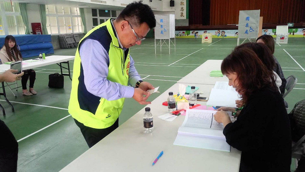 民進黨主席補選，李俊俋前往投開票所領票。 圖：李俊俋服務團隊/提供