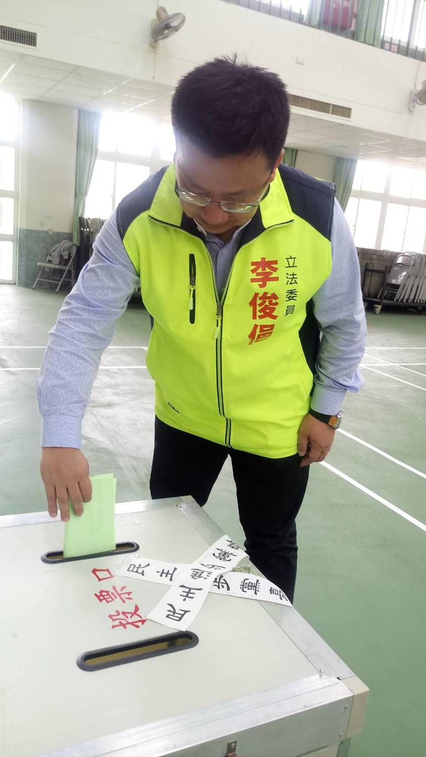 民進黨主席補選，李俊俋前往投開票所投下神聖一票。 圖：李俊俋服務團隊/提供