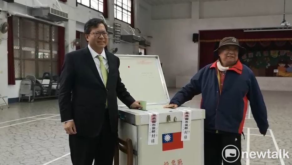 鄭文燦上午至八德國小投票選黨主席，他期盼新任黨主席能協助民進黨在執政問題上能更扎根、更接地氣。 圖：林昀真／攝