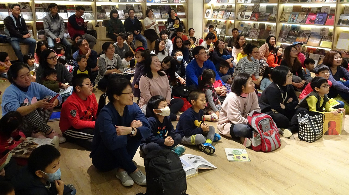 今日益品書屋邀請四寶媽(本名:邱鈺婷)暢談fun養教育，現場有許多父母和孩子熱烈參與。 圖:益品書屋提供。