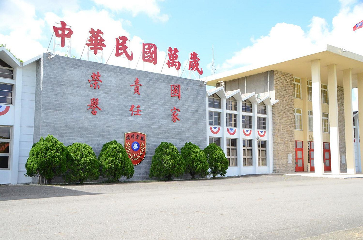民進黨立委劉世芳提案修改陸軍官校「黨旗飛舞」校歌，否則凍結經費。 圖：翻攝陸校官校臉書