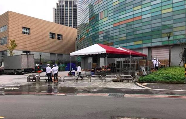 臥龍里里長爆料企業辦尾牙竟在人行道上煮飯洗菜。 圖：翻攝臥龍里雲端辦公處臉書