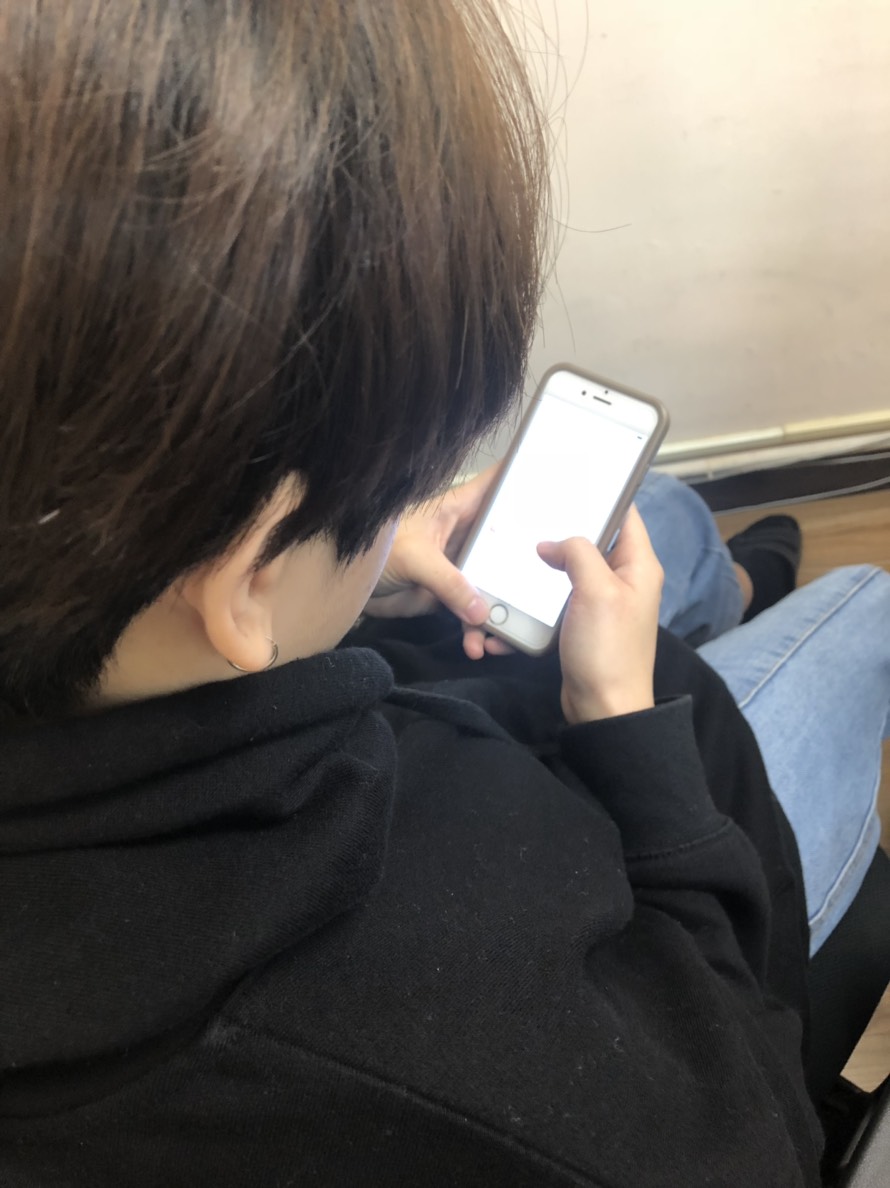 低頭族是時下網路科技發達的產物。 圖：張嘉哲/攝