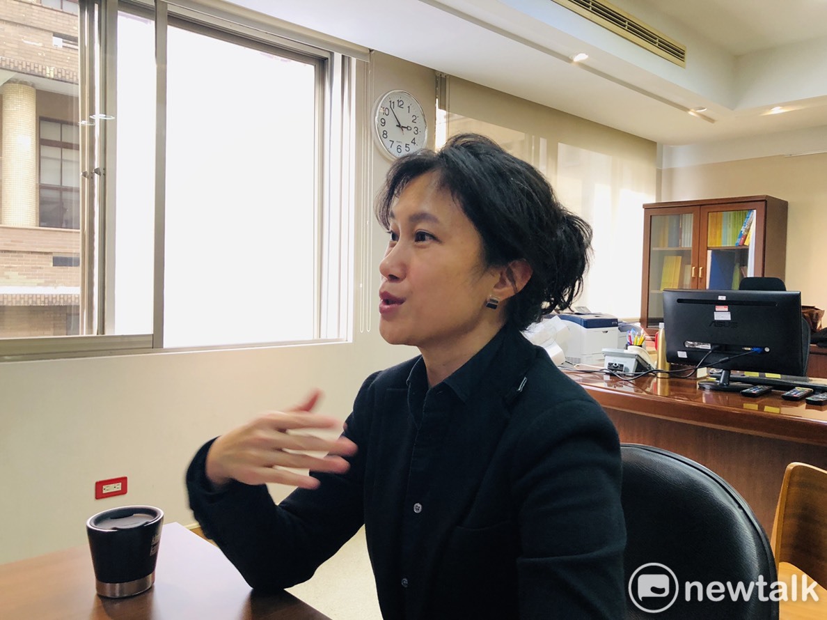 農曆年前發給月收入3萬元以下的低薪者1萬元「紅包」？行政院發言人Kolas Yotaka今（7）天澄清指出，主計總處預計15日才會精算得出去年和前年稅季剩餘的金額，何來「紅包」一說？ 圖：謝莉慧/攝