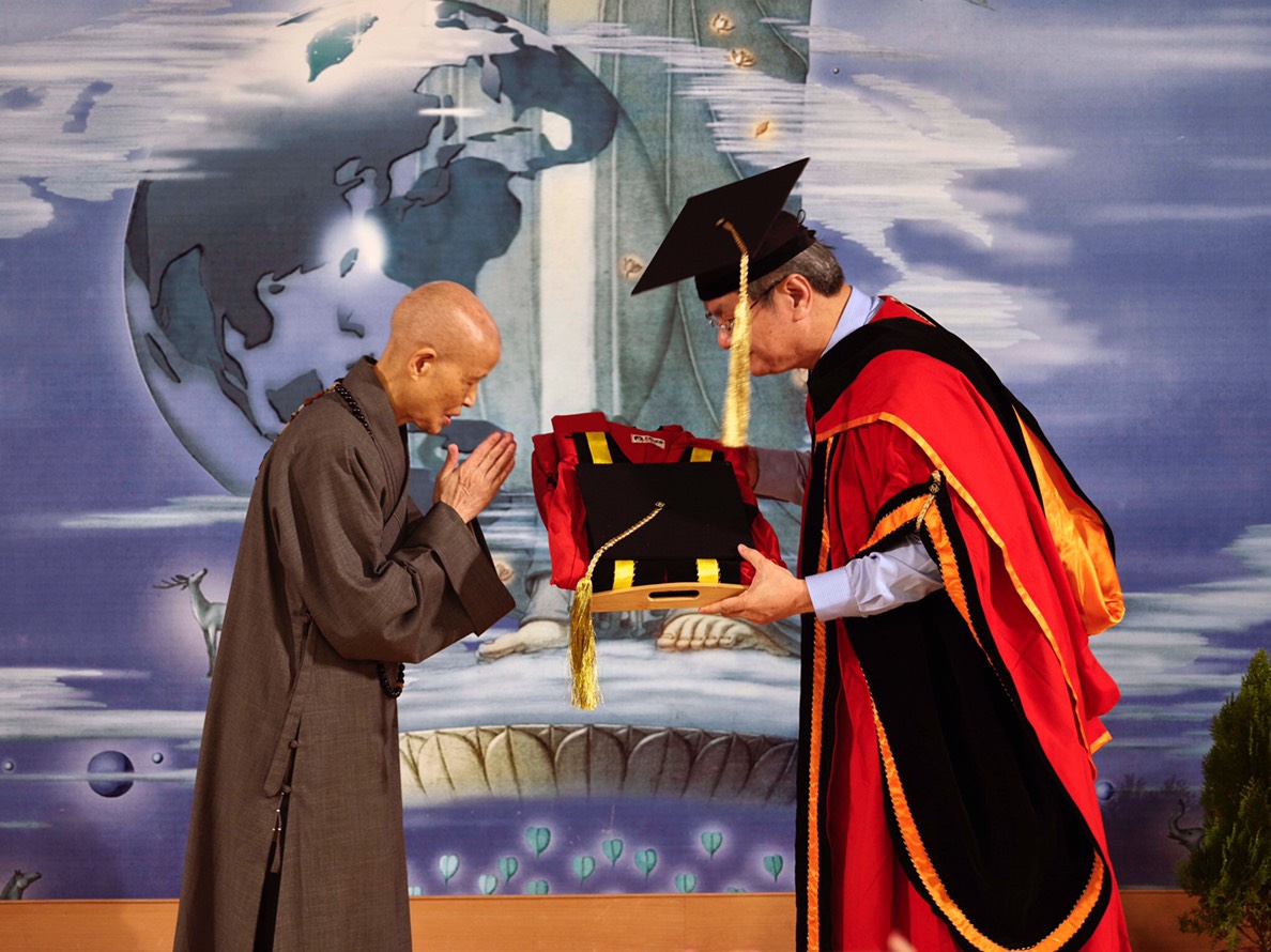 中正大學校長馮展華頒授「名譽文學博士」學位予慈濟創辦人證嚴法師。 圖：慈濟基金會／提供