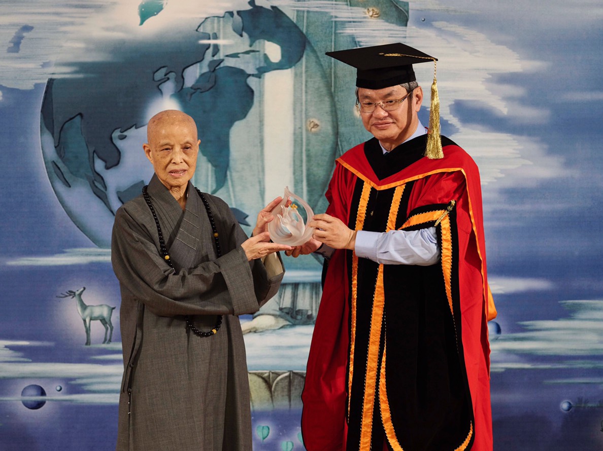 中正大學校長馮展華表示，盼藉由這次名譽博士典禮，讓學生了解人間佛教道理，也鼓勵更多中正學子能從學術世界走向人群奉獻，實際參與社會活動 圖：慈濟基金會／提供