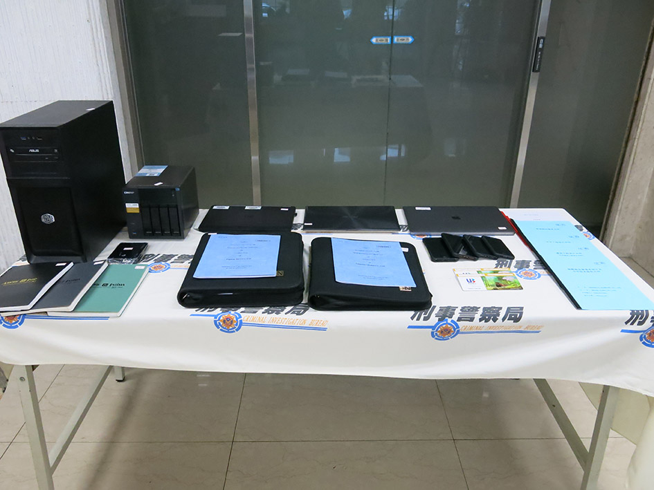 刑事局查扣行動電話、筆記型電腦及相關文件。 圖：刑事警察局提供