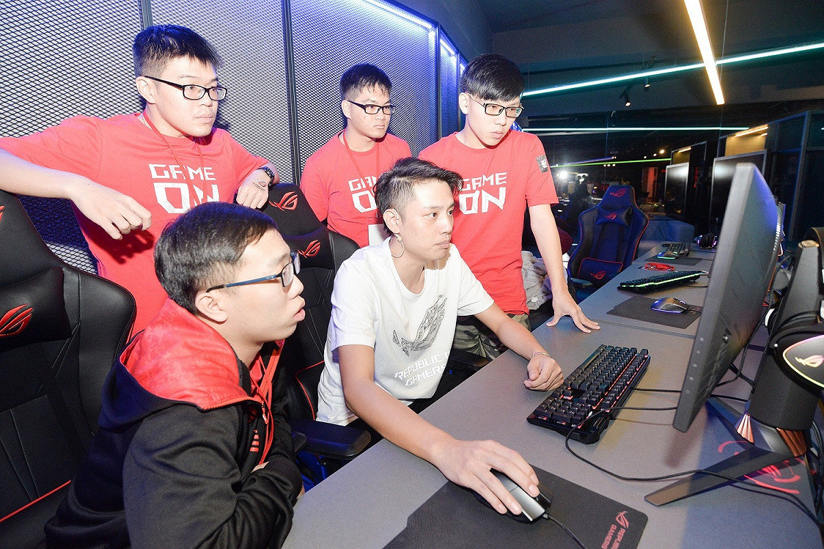 ROG玩家共和國上週六、日舉辦「ROG電競體驗營」，請來ahq e-Sports Club《英雄聯盟》分部教練「大鳥」擔任營隊導師。 圖：華碩／提供