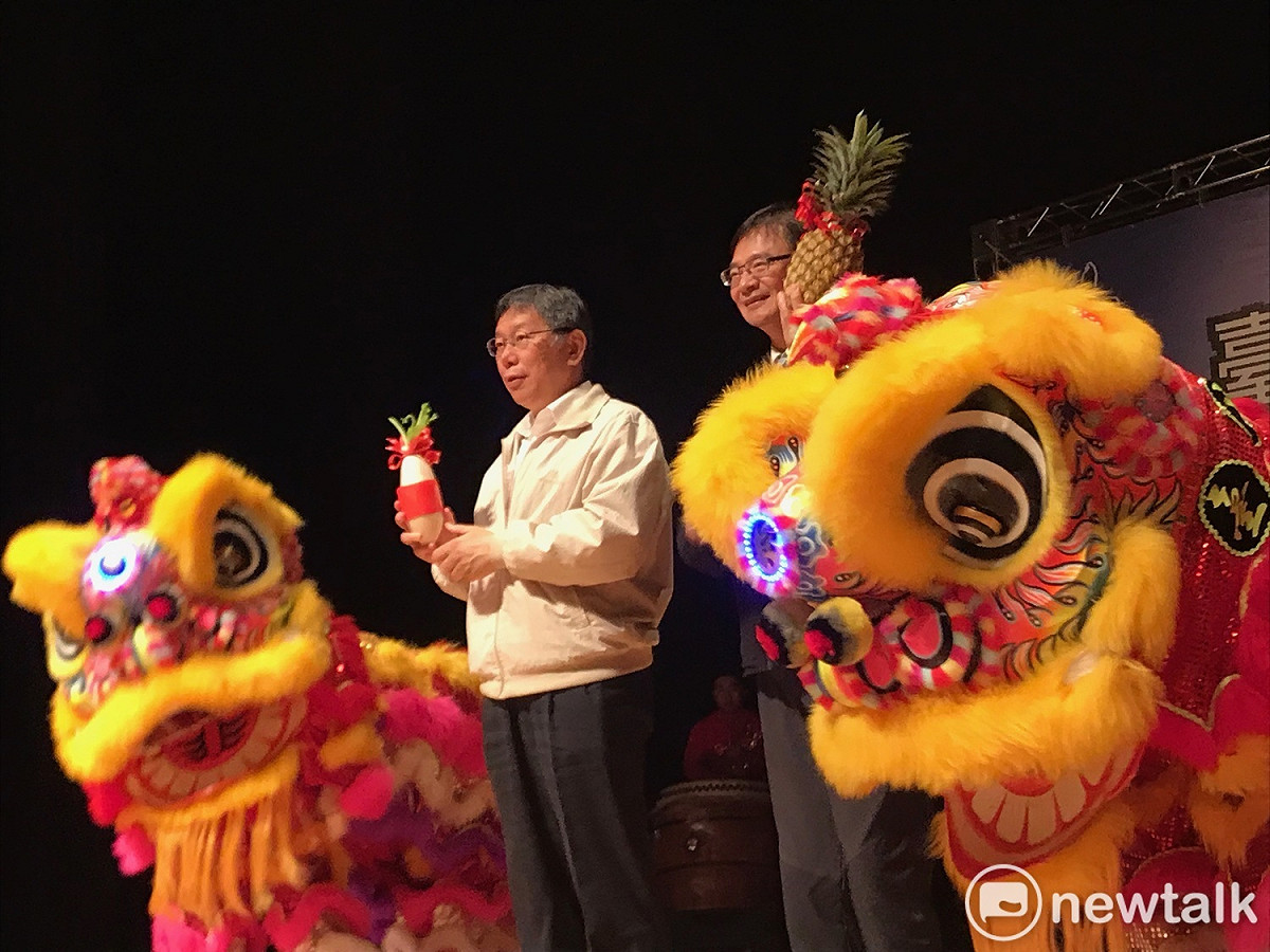 台北市長柯文哲（左）與民政局長藍世聰（右）。 圖 : 周煊惠 / 攝
